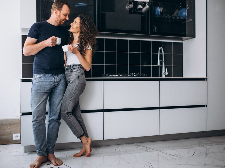Instalación de accesorios y acabados para cocinas en España Muebles lacados o laminados: qué opción es mejor en España